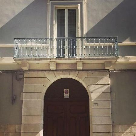 Palazzo Romanelli B&B Трани Экстерьер фото