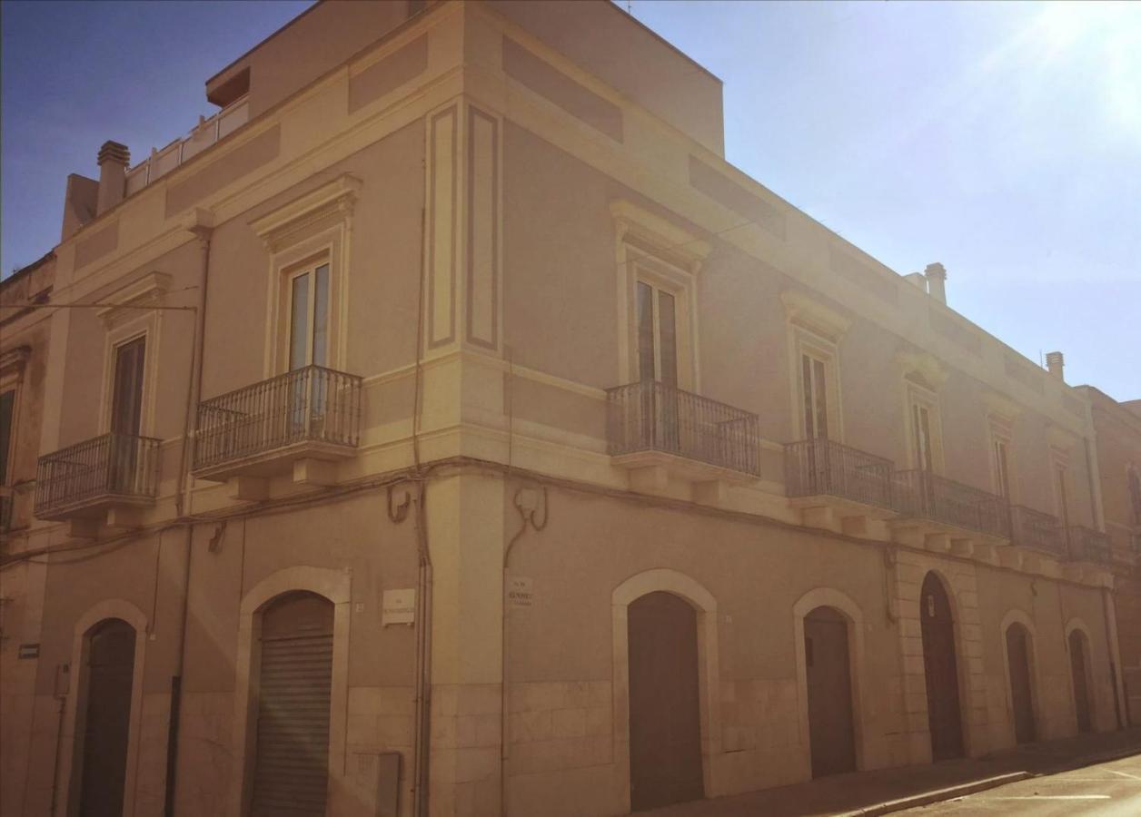 Palazzo Romanelli B&B Трани Экстерьер фото