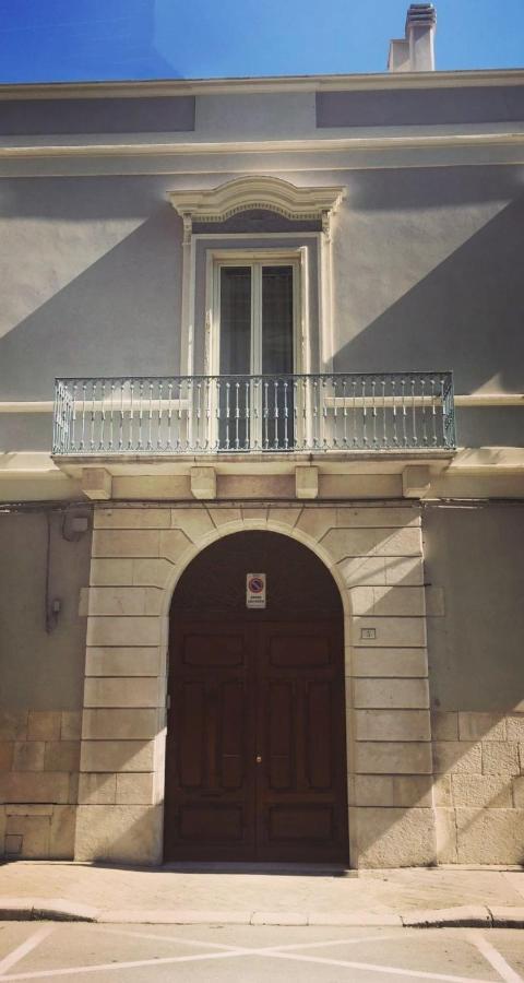 Palazzo Romanelli B&B Трани Экстерьер фото